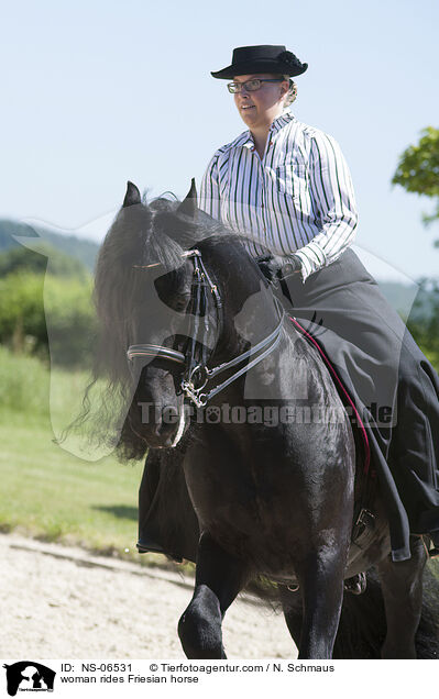 Frau reitet Friese / woman rides Friesian horse / NS-06531
