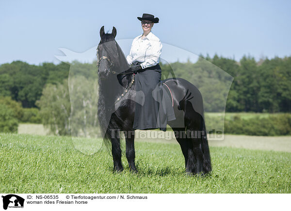 Frau reitet Friese / woman rides Friesian horse / NS-06535