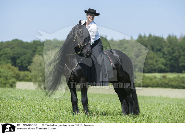 Frau reitet Friese / woman rides Friesian horse / NS-06538