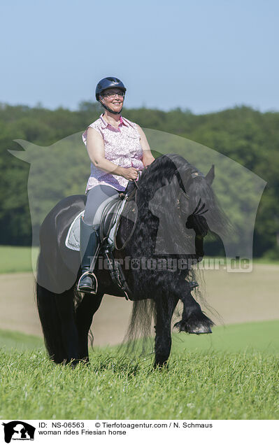 Frau reitet Friese / woman rides Friesian horse / NS-06563