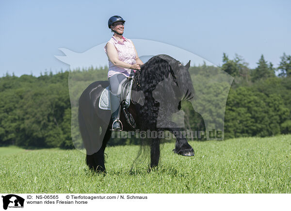 Frau reitet Friese / woman rides Friesian horse / NS-06565