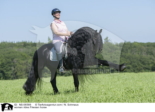 Frau reitet Friese / woman rides Friesian horse / NS-06566