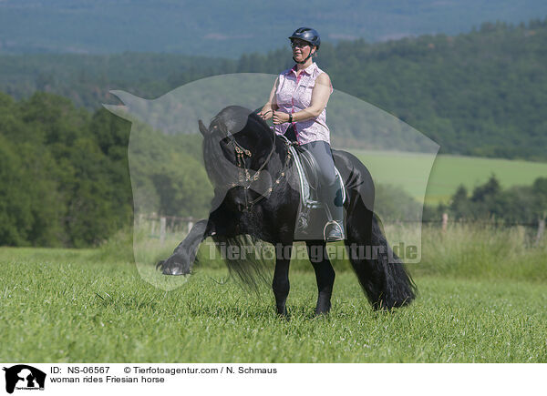 Frau reitet Friese / woman rides Friesian horse / NS-06567