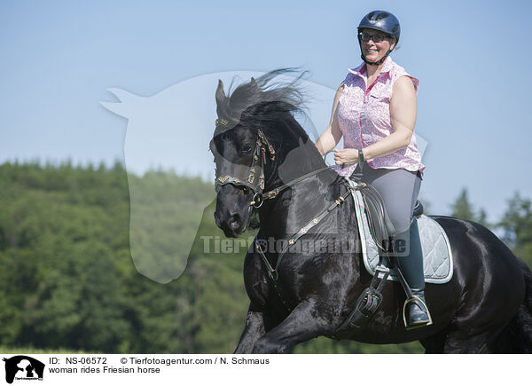 Frau reitet Friese / woman rides Friesian horse / NS-06572