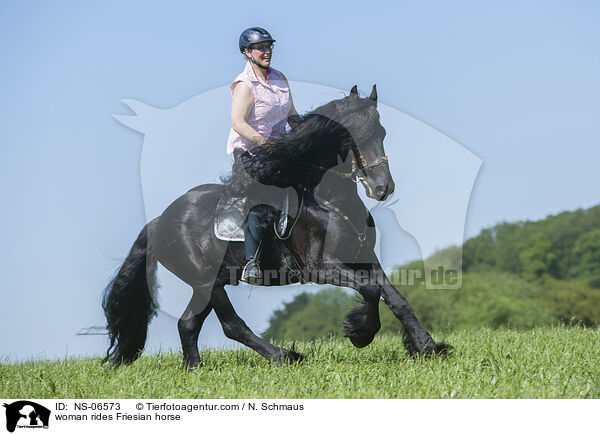 Frau reitet Friese / woman rides Friesian horse / NS-06573
