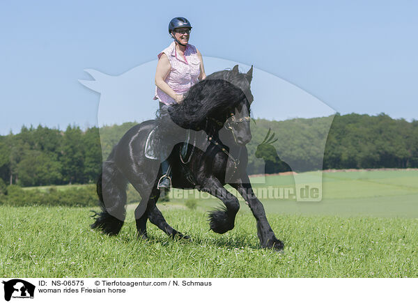Frau reitet Friese / woman rides Friesian horse / NS-06575