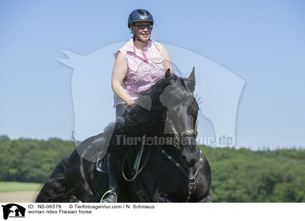 Frau reitet Friese / woman rides Friesian horse / NS-06576