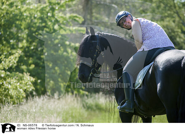 Frau reitet Friese / woman rides Friesian horse / NS-06578