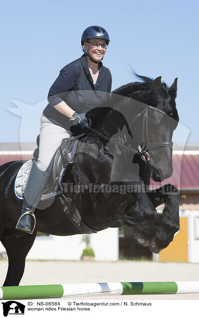 Frau reitet Friese / woman rides Friesian horse / NS-06584