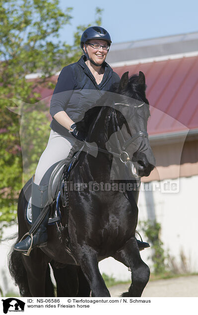 Frau reitet Friese / woman rides Friesian horse / NS-06586