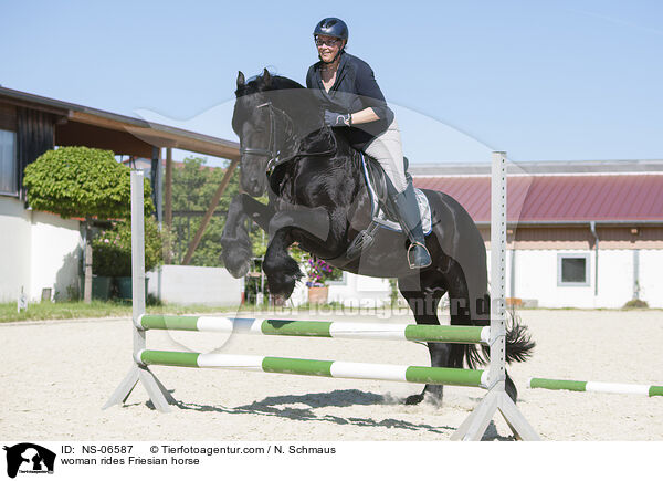 Frau reitet Friese / woman rides Friesian horse / NS-06587