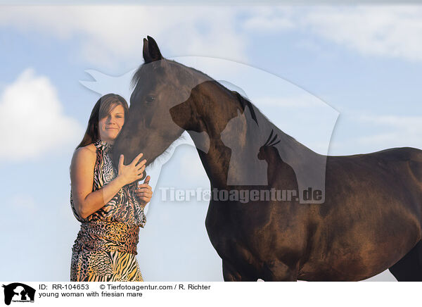 junge Frau mit Friesenstute / young woman with friesian mare / RR-104653