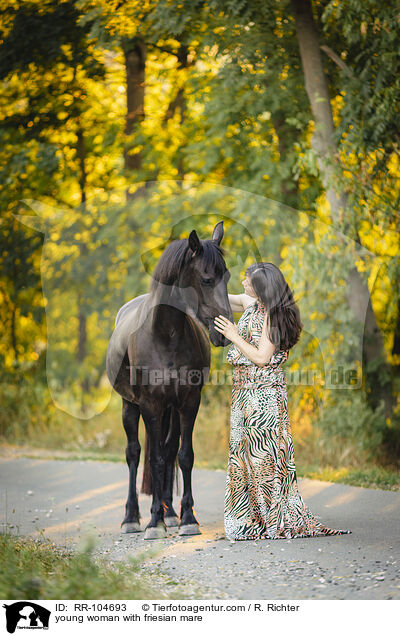 junge Frau mit Friesenstute / young woman with friesian mare / RR-104693