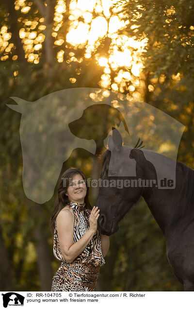 junge Frau mit Friesenstute / young woman with friesian mare / RR-104705