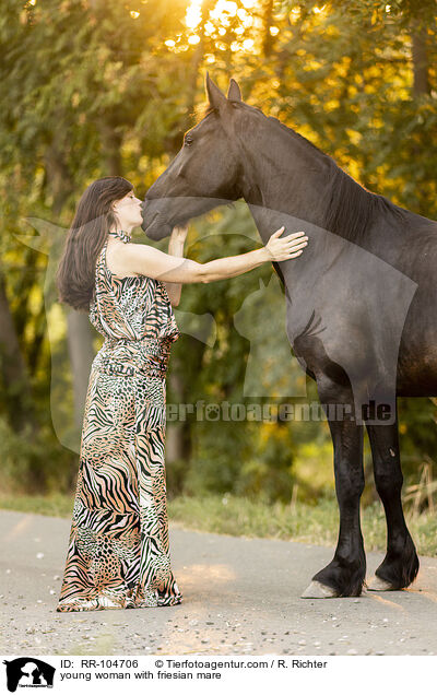 junge Frau mit Friesenstute / young woman with friesian mare / RR-104706