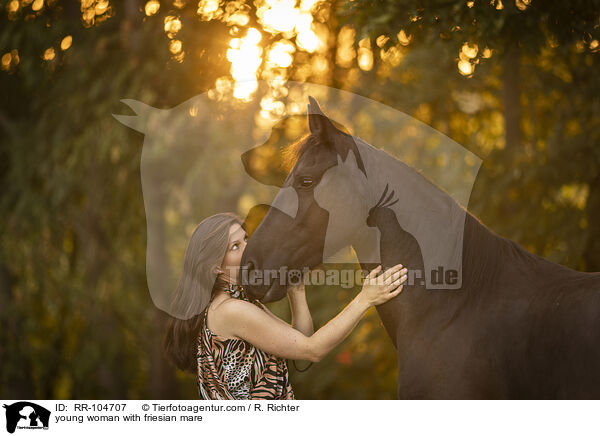 junge Frau mit Friesenstute / young woman with friesian mare / RR-104707