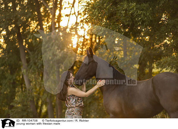 junge Frau mit Friesenstute / young woman with friesian mare / RR-104708