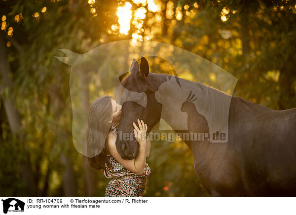 junge Frau mit Friesenstute / young woman with friesian mare / RR-104709