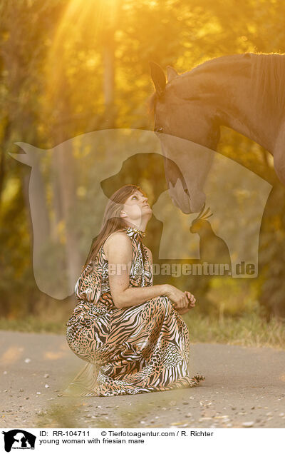 junge Frau mit Friesenstute / young woman with friesian mare / RR-104711