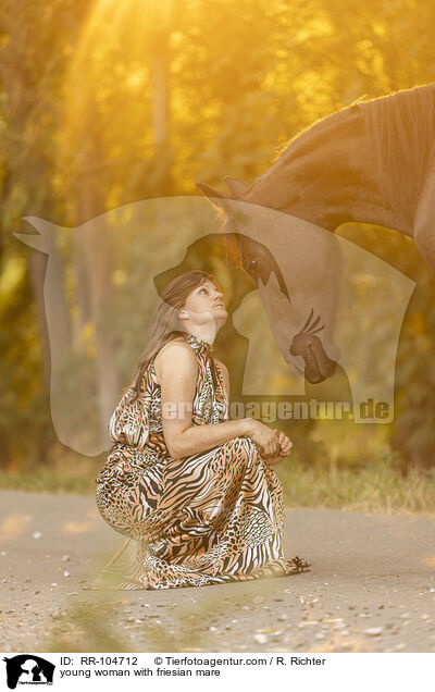junge Frau mit Friesenstute / young woman with friesian mare / RR-104712