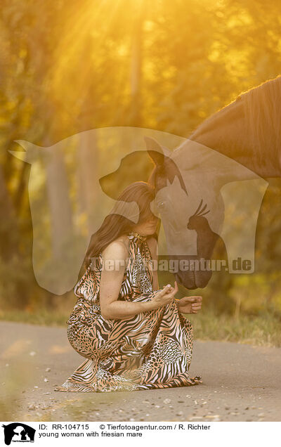 junge Frau mit Friesenstute / young woman with friesian mare / RR-104715