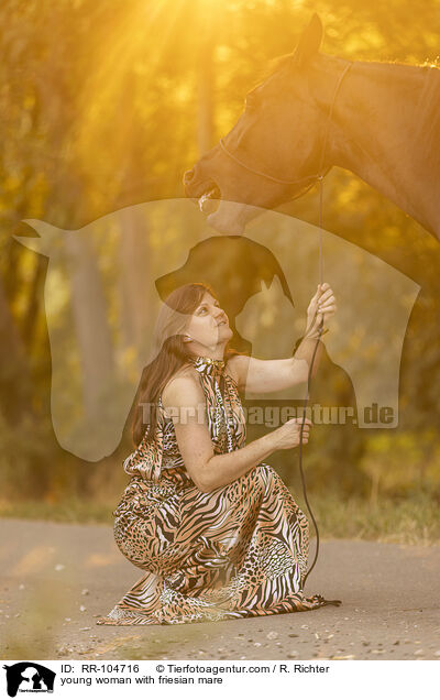 junge Frau mit Friesenstute / young woman with friesian mare / RR-104716