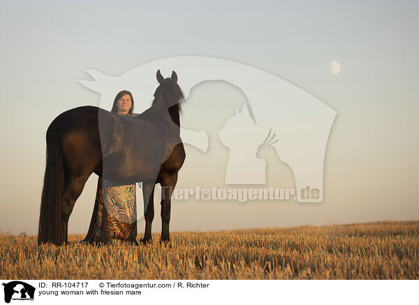 junge Frau mit Friesenstute / young woman with friesian mare / RR-104717