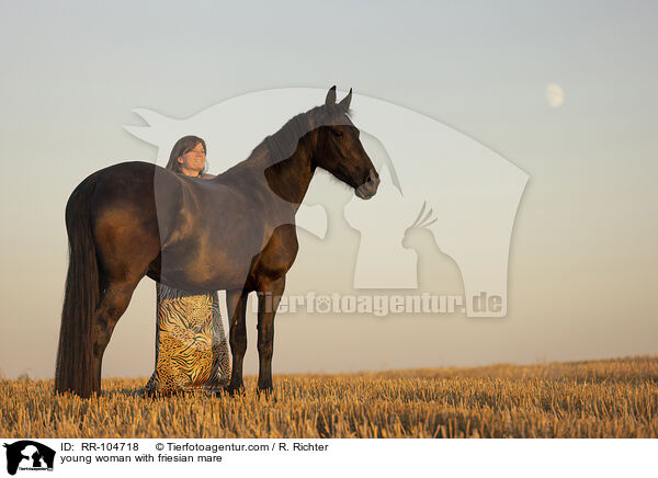 junge Frau mit Friesenstute / young woman with friesian mare / RR-104718