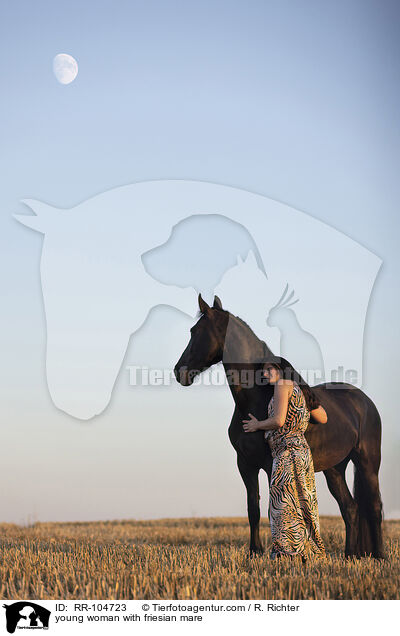 junge Frau mit Friesenstute / young woman with friesian mare / RR-104723