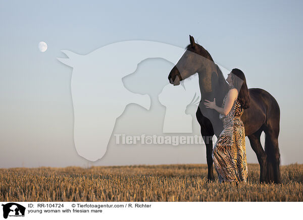 junge Frau mit Friesenstute / young woman with friesian mare / RR-104724