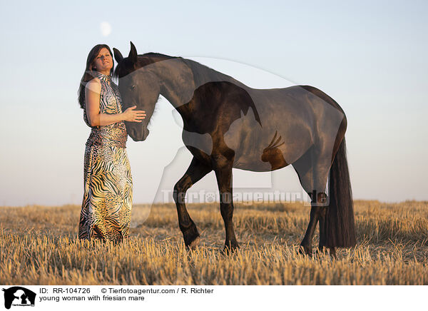 junge Frau mit Friesenstute / young woman with friesian mare / RR-104726
