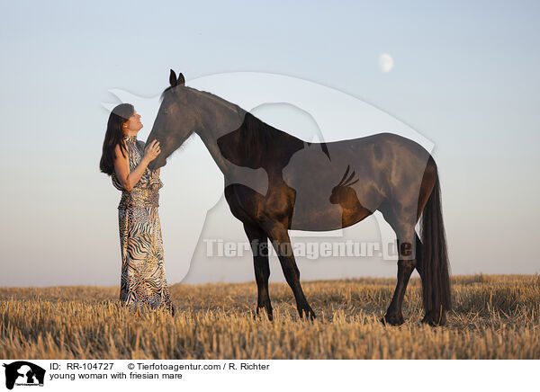 junge Frau mit Friesenstute / young woman with friesian mare / RR-104727