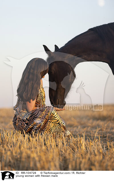 junge Frau mit Friesenstute / young woman with friesian mare / RR-104728