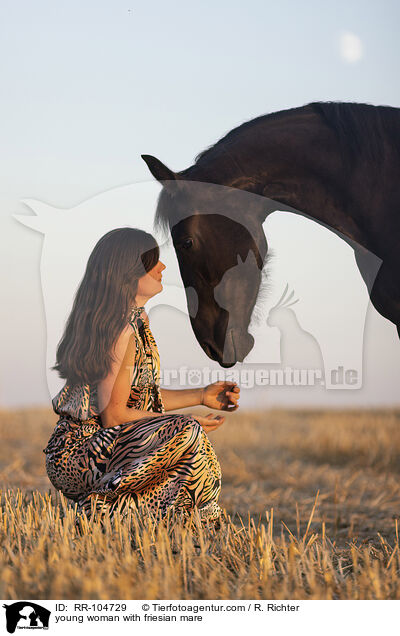 junge Frau mit Friesenstute / young woman with friesian mare / RR-104729