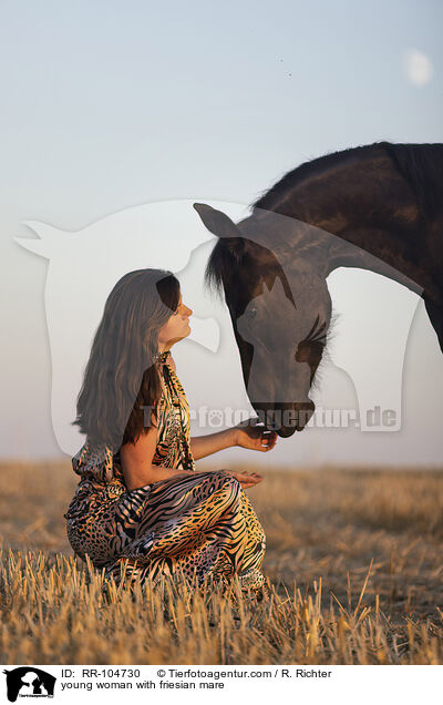 junge Frau mit Friesenstute / young woman with friesian mare / RR-104730