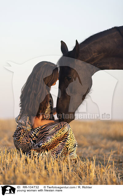junge Frau mit Friesenstute / young woman with friesian mare / RR-104732