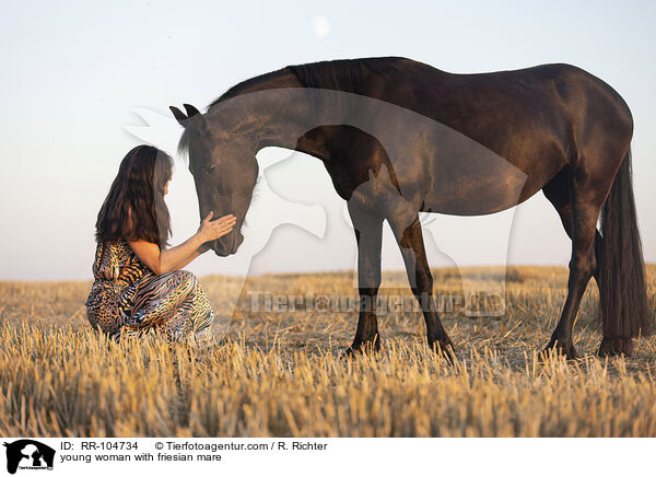 junge Frau mit Friesenstute / young woman with friesian mare / RR-104734