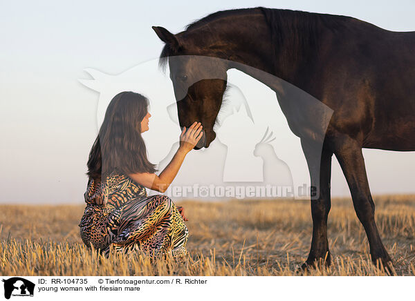 junge Frau mit Friesenstute / young woman with friesian mare / RR-104735