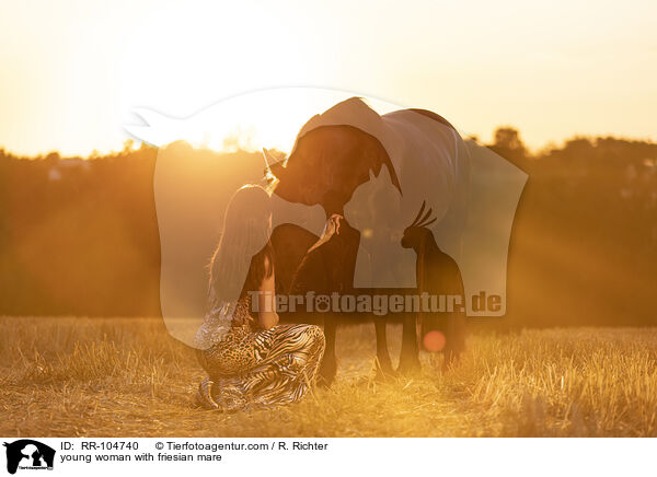 junge Frau mit Friesenstute / young woman with friesian mare / RR-104740