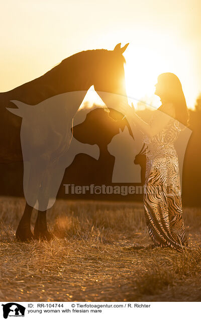 junge Frau mit Friesenstute / young woman with friesian mare / RR-104744