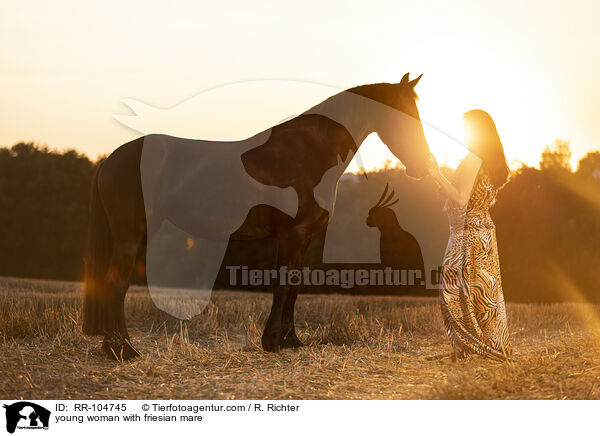 junge Frau mit Friesenstute / young woman with friesian mare / RR-104745