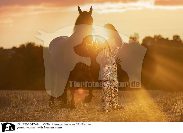 junge Frau mit Friesenstute / young woman with friesian mare / RR-104748