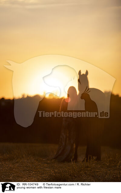 junge Frau mit Friesenstute / young woman with friesian mare / RR-104749