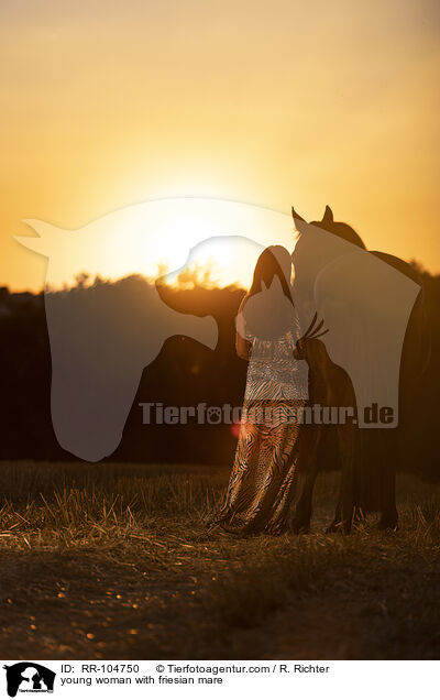 junge Frau mit Friesenstute / young woman with friesian mare / RR-104750