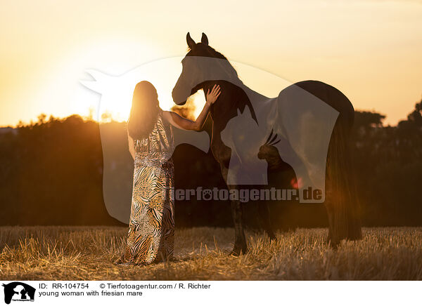 junge Frau mit Friesenstute / young woman with friesian mare / RR-104754