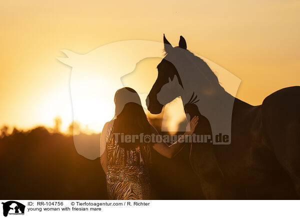 junge Frau mit Friesenstute / young woman with friesian mare / RR-104756