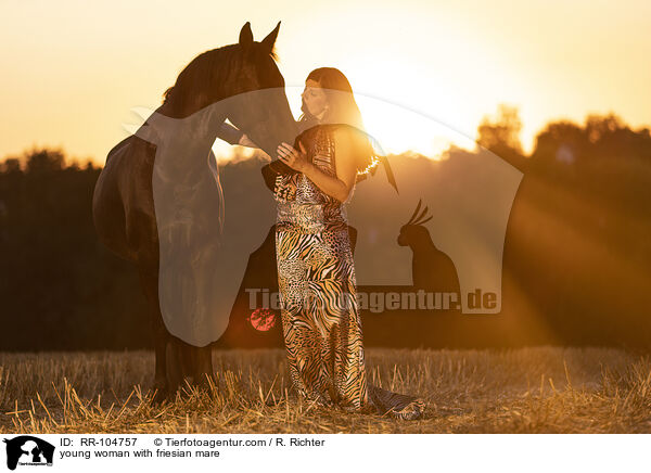 junge Frau mit Friesenstute / young woman with friesian mare / RR-104757