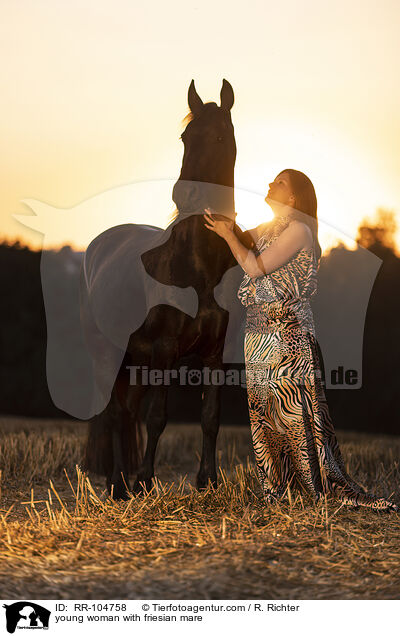 junge Frau mit Friesenstute / young woman with friesian mare / RR-104758