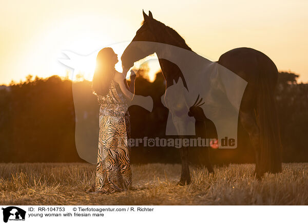 junge Frau mit Friesenstute / young woman with friesian mare / RR-104753