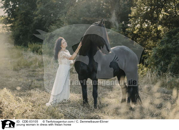 junge Frau im Kleid mit Friese / young woman in dress with frisian horse / CDE-03105